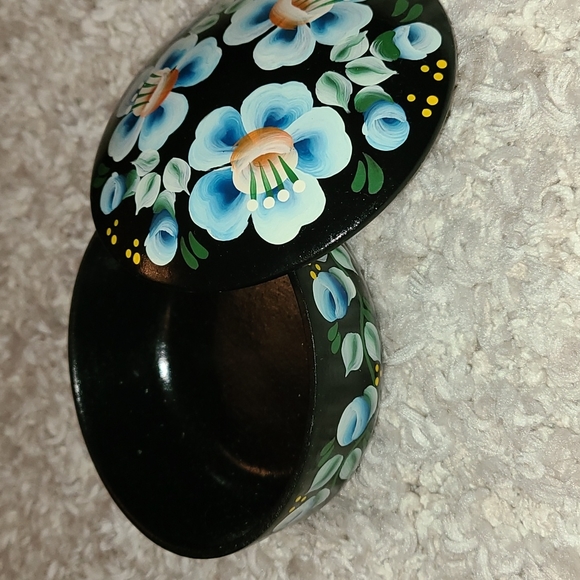 Round floral jewelry box - Picture 7 of 13